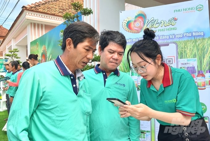 Hội viên được hướng dẫn cài phần mềm kết nối quét mã QR. Ảnh: Ngọc Hân.