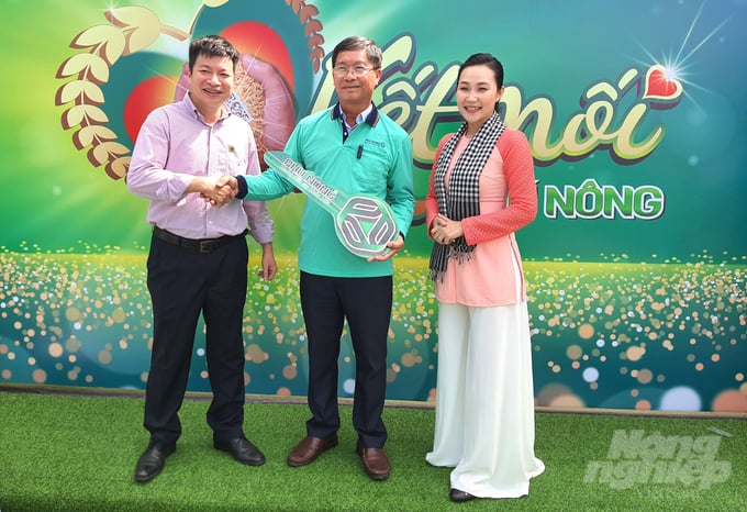 Ông Vũ Văn Thăng, Phó Tổng Giám đốc Công ty TNHH Phú Nông trao giải thưởng 1 chiếc xe Honda Future 125Fi cho hội viên Nguyễn Ngọc Tích. Ảnh: Ngọc Hân.
